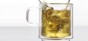 Ein Glas mit Griechischem Bergtee. (c) AdobeStock