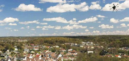 Eine autonome Drohne über einer Schwedischen Stadt. (c) Everdrone AB