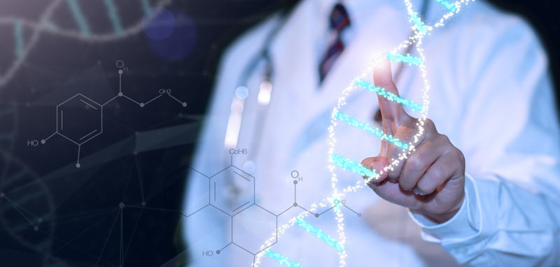 Die Hand eines Mediziners, der auf eine projizierte DNA zeigt. (c) AdobeStock