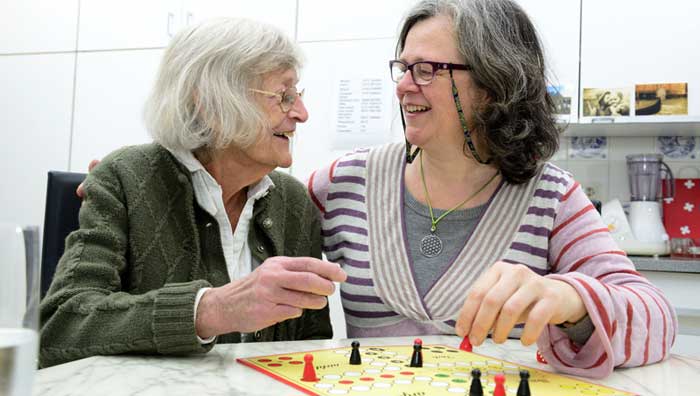 Zwei ältere Frauen beim Mensch-Ärgere-Dich-Nicht Spielen.
(c) AdobeStock