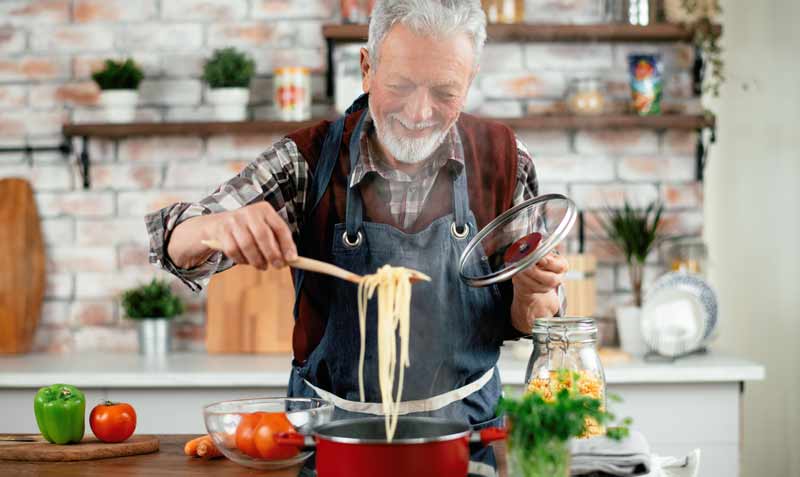Ein alter Mann beim Kochen von Nudeln, Stichwort Dating-Studie zum Thema vegan-vegane Paare sind glücklicher.
(c) AdobeStock