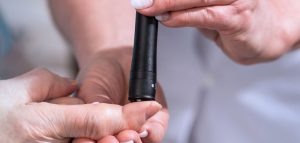 Nur wer sein eigenes Diabetesrisiko kennt, kann gezielt gegensteuern Die Hände einer Frau, die den Finger einer Frau hält und ihren Blutzucker misst. (c) AdobeStock