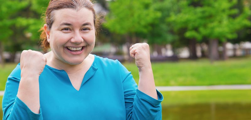 Eine Frau, die sich über einen Erfolg freut. (c) AdobeStock