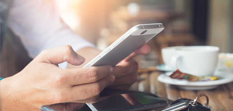 Die Hände einer Frau mit ihrem Smartphone. (c) AdobeStock