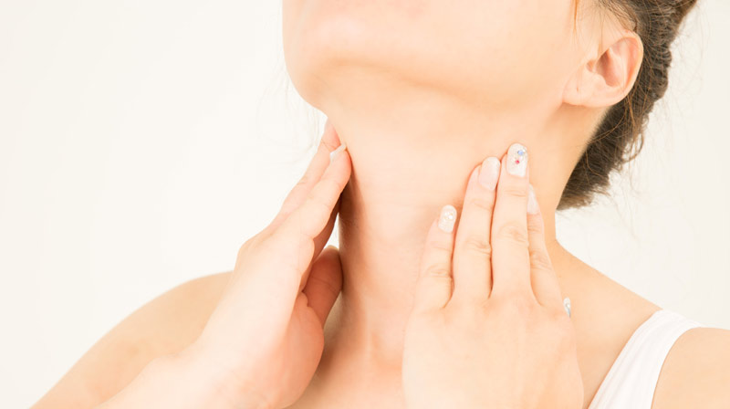 Kaliumjodid-Tabletten auf keinen Fall zur Vorbeugung einnehmen 2 Die Hände einer Frau, die sich an die Schilddrüsen greift, Stichwort Kaliumjodid.
(c) AdobeStock