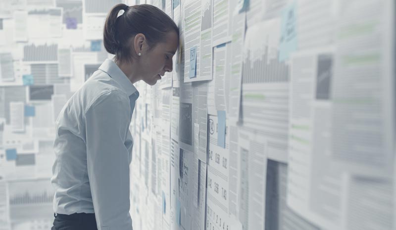 Tipps, Empfehlungen und psychologische Hilfe in Krisenzeiten 2 Eine Frau mit dem Kopf an eine Wand gestützt, auf der lauter Zettel mit Informationen hängen, Stichwort psychologische Hilfe.
(c) AdobeStock
