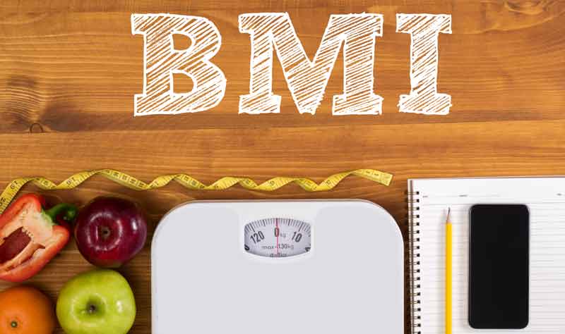 Grafik: BMI, darunter ein Maßband, eine Körperwaage, Obst und Gemüse sowie ein Notizblock, Bleistift und Smartphone.
(c) AdobeStock