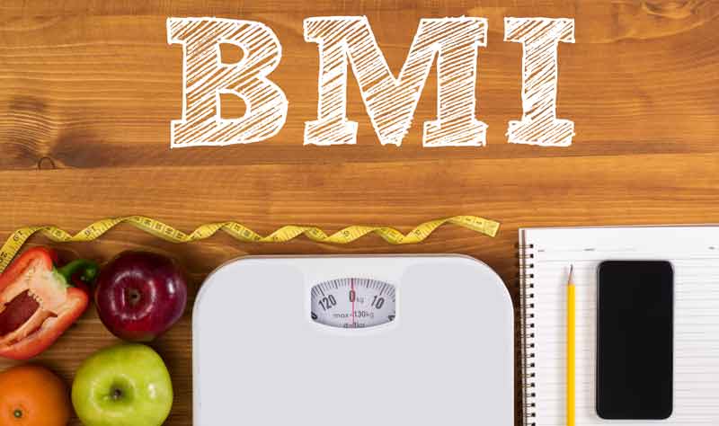 BMI – Was ist der Body Mass Index und was sagt er wirklich aus? 1 Grafik: BMI, darunter ein Maßband, eine Körperwaage, Obst und Gemüse sowie ein Notizblock, Bleistift und Smartphone.
(c) AdobeStock