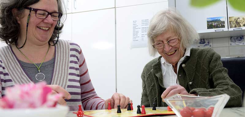 Zwei alte Frauen haben Spaß beim Mensch ärgere dich nicht Spielen. (c) AdobeStock