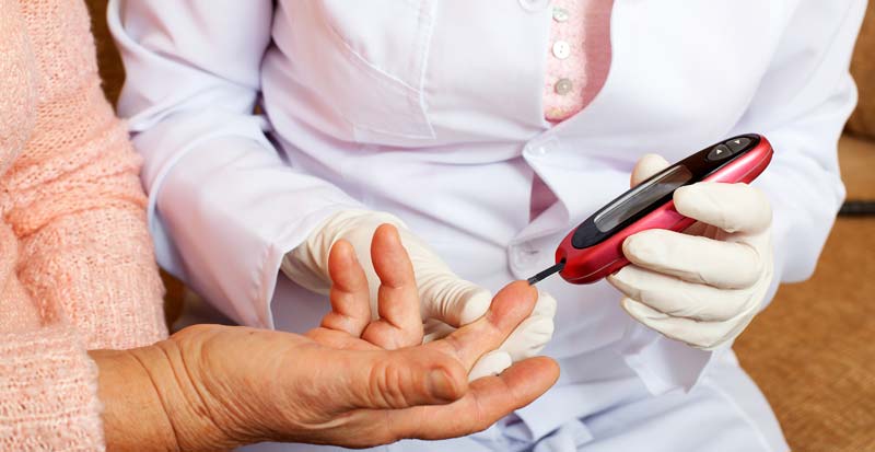 Diabetesrisiko steigt mit Covid-Erkrankung – darauf sollten sie achten 2 Die Hände einer Ärztin, die einer alten Frau den Blutzuckerwert misst, Stichwort Diabetesrisiko.
(c) AdobeStock