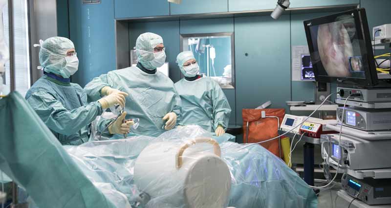 Ärzte bei einer endoskopischen OP der Wirbelsäule.
(c) OSS/ Alek Kawka