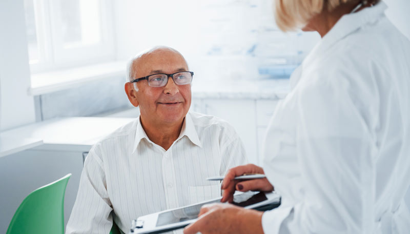 Ein älterer Mann im Gespräch mit einer Ärztin, Stichwort Shared Decision Making.
(c) AdobeStock