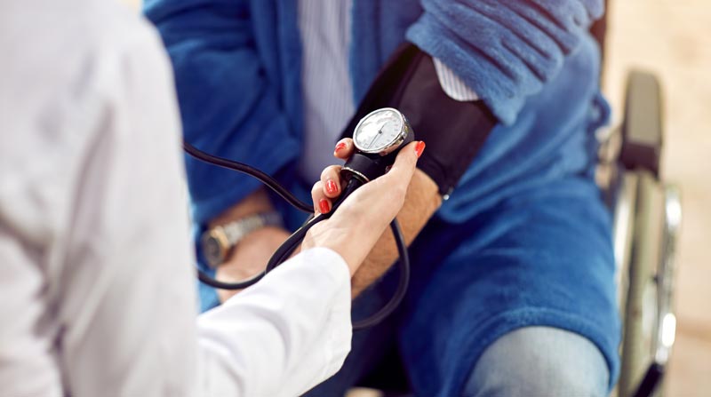 Cholesterin – der Feind in unserem Körper, oder doch ganz nützlich? 2 Ausschnitt: die Hand einer Ärztin, die einem Patienten den Blutdruck misst.
(c) AdobeStock