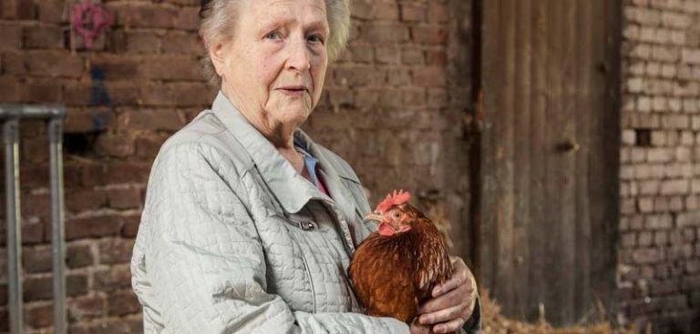 Eine alte Frau mit einem Huhn auf dem Arm. (c) Green Care Österreich