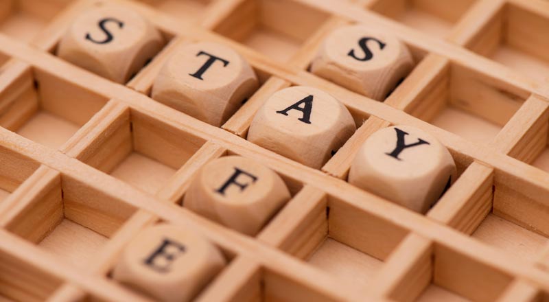 Lehren aus Pandemie ziehen, Vorbereitungen für Herbst treffen 2 Holzwürfel/ Scrabble, die "Stay Safe" zeigen, Stichwort Pandemie.
(c) AdobeStock