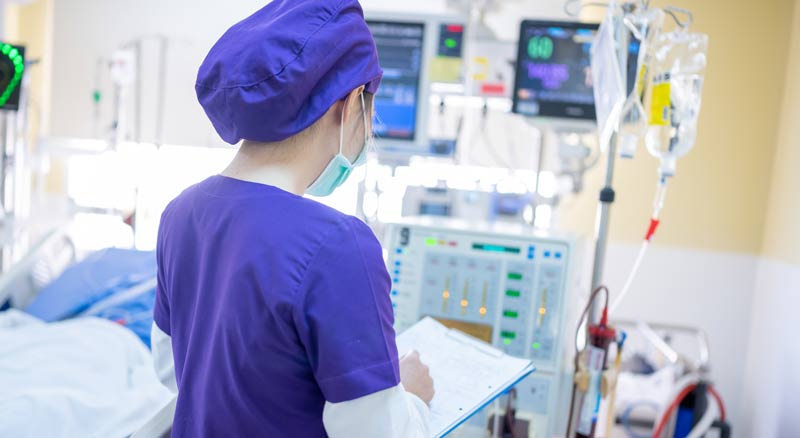 Lehren aus Pandemie ziehen, Vorbereitungen für Herbst treffen 1 Eine Krankenschwester auf einer Intensivstation vor medizinischen Geräten schreibt etwas auf, Stichwort Pandemie.
(c) AdobeStock
