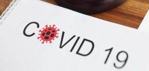 Lehren aus Pandemie ziehen, Vorbereitungen für Herbst treffen Schriftzug Covid 19, bei dem das "O" ein Corona-Virus ist. (c) AdobeStock