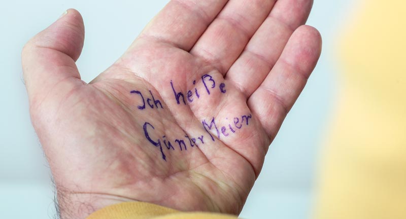 Pflegegeld-Einstufung neu denken – Demenz besser berücksichtigen 2 Die Handfläche eines Mannes, auf der steht: "Ich heiße Günter Meier".
(c) AdobeStock