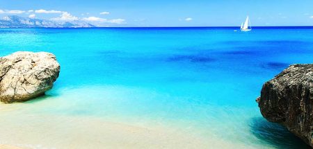 Sandstrand und blaues Meer auf Sardinien. (c) AdobeStock