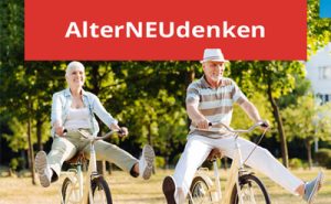 Ein älteres Paar lustig auf ihren Fahrrädern. (c) AdobeStock