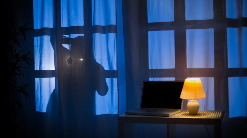 Sommer-/ Urlaubs-/ Einbruchzeit – 7 Tipps zum Einbruchschutz 2 Silhouette eines Einbrechers vor einem Fenster.
(c) AdobeStock