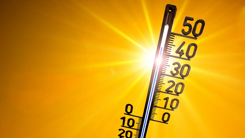 Ein Thermometer mit über 40 Grad Celsius, dahinter die pralle Sonne, Stichwort UV-Strahlung.
(c) AdobeStock
