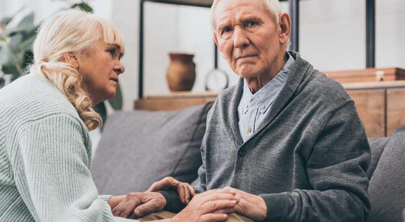 "Volkskrankheit Alzheimer" – Fokus auf Früherkennung & Prävention 1 Eine Frau, die einem alten Mann mit Alzheimer die Hände hält, Stichwort Volkskrankheit Alzheimer.
(c) AdobeStock