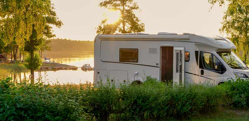 Wildcampen und Biwakieren am Berg – was ist erlaubt, was nicht? 1 Ein Campingwagen an einem See.
(c) AdobeStock