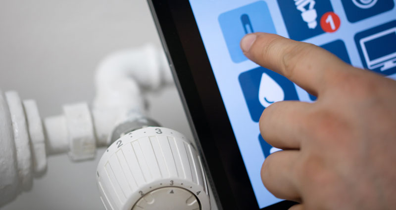 Die Zukunft des Wohnens – 5 Tipps für den Einstieg ins Smart Home 2 Ausschnitt: der Finger eines Mannes, der auf ein Tablet tippt, um die Heizung zu steuern.
(c) AdobeStock