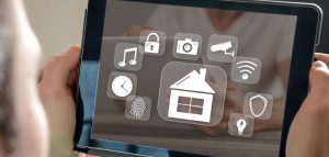 Die Zukunft des Wohnens – 5 Tipps für den Einstieg ins Smart Home Ein Mann mit einem Tablet, mit dem er sein Smart Home steuert. (c) AdobeStock
