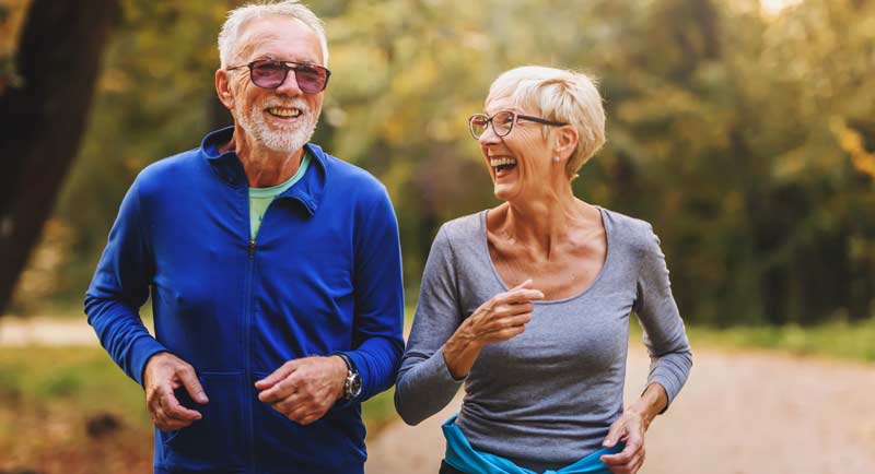 Ein älteres Paar beim Laufen, Stichwort besser vorsorgen.
(c) AdobeStock