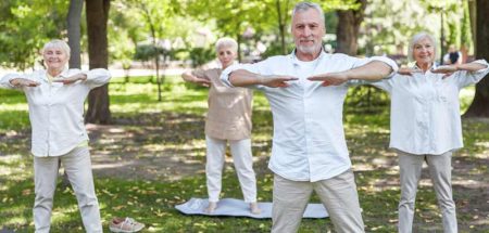 Eine Gruppe älterer Personen in einem Park macht Qui Gong. (c) AdobeStock