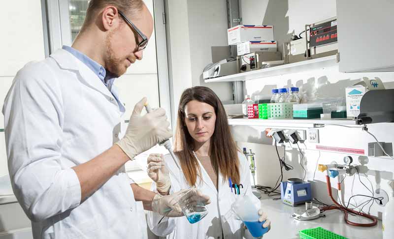 Ein Forscher und eine Forscherin in einem Labor.
(c) MedUni Wien/ Christian Houdek