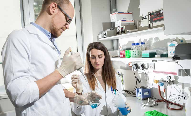 Alzheimer: Bis zu 40 Prozent der Fälle könnten verhindert werden 1 Ein Forscher und eine Forscherin in einem Labor.
(c) MedUni Wien/ Christian Houdek