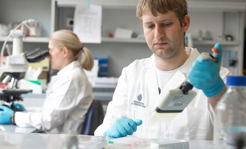Spezialambulanz für Arzneimitteltherapie und Interaktion in Wien 2 Ein Forscher und eine Forscherin in einem medizinischen Labor, Stichwort Arzneimitteltherapie.
(c) MedUni Wien