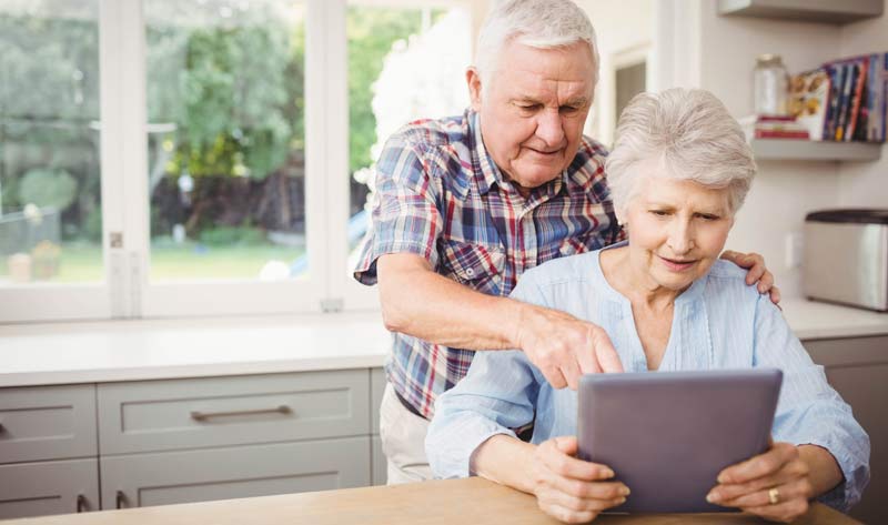 Ein altes Ehepaar mit einem Tablet, Stichwort Medienkompetenz.
(c) AdobeStock
