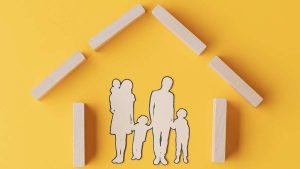 Haushaltsversicherungen: AK-Test zeigt zum Teil große Prämienunterschiede Eine Familie in einem mit Holzsteinen gebauten Haus. (c) AdobeStock