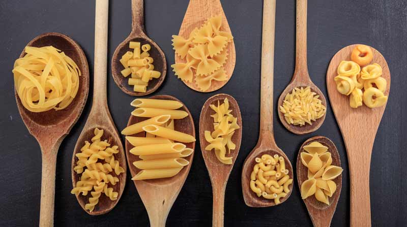 Unterschiedliche Pasta auf unterschiedlichen Kochlöffeln nebeneinander.
(c) AdobeStock