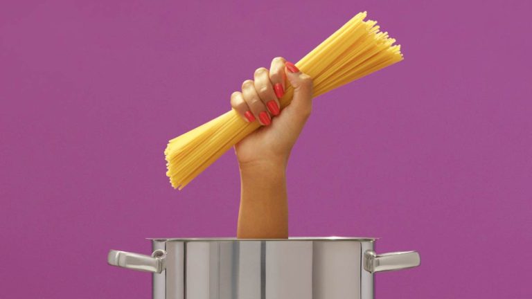 Eine Hand, die aus einem Kochtopf ragt und Spaghetti hält. (c) Barilla