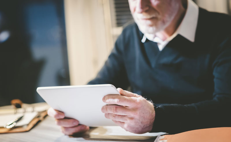 Psychisch erkrankte Menschen in Gesundheit und Rechten gefährdet 1 Ein älterer Mann mit einem Tablet, Stichwort psychisch erkrankte Menschen.
(c) AdobeStock