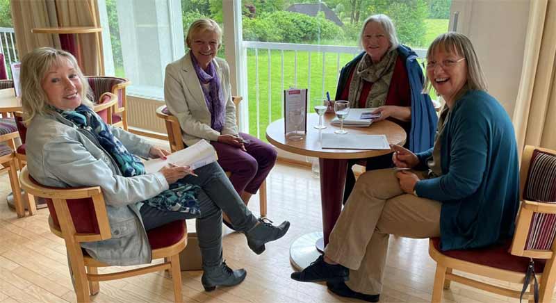 Vier Frauen sitzen um einen Tisch im Rahmen eines Workshops.
(c) Screenshot Verein Salzburger Erwachsenenbildung