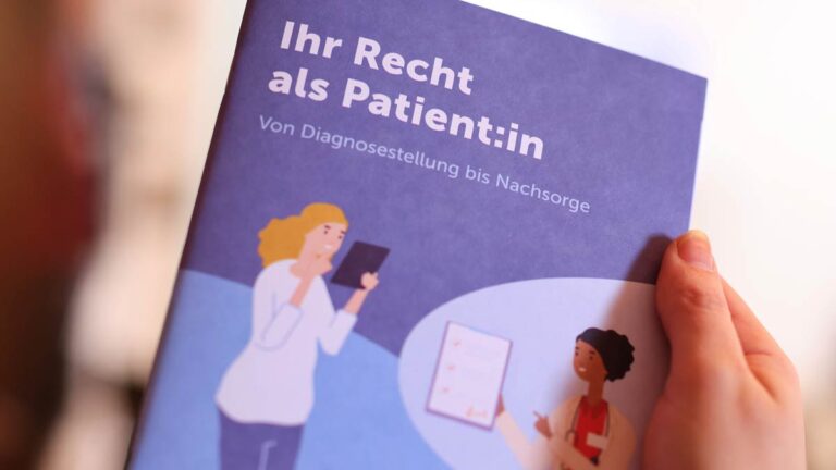 Die Hand einer Frau, die die Broschüre "Ihr Recht als Patient•in" hält. (c) Pharmig/ APA-Fotoservice/ Ludwig Schedl