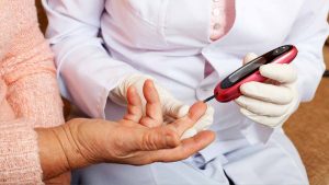 Weltdiabetestag: Holen sie sich mehr Lebenszeit und Lebensqualität Die Hand einer Ärztin, die bei einer alten Frau den Blutzucker misst. (c) AdobeStock