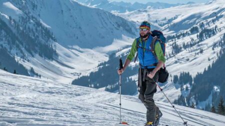 Ein Mann beim Skitourengehen. (c) Alpenverein/ Wolfgang Warmuth