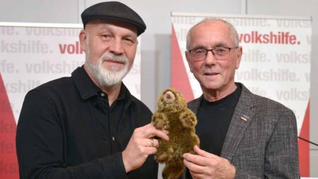 Volkshilfe Direktor Erich Fenninger und Präsident Ewald Sacher mit Stoffmurmeltier. (c) Volkshilfe Österreich/ Romana Bartl