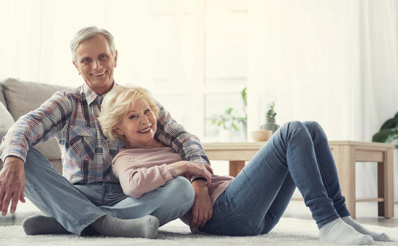 Senior Living: Studie analysiert regionalen Bedarf beim Seniorenwohnen 2 Ein älteres Paar gemütlich auf dem Teppich in ihrer Wohnung.
(c) AdobeStock