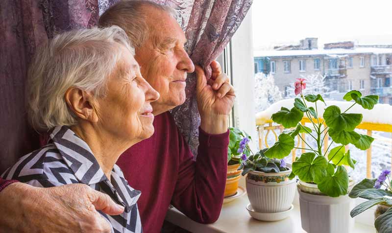 Studie: Diese 15 Faktoren halten Paare und Beziehungen zusammen 1 Ein altes Paar schaut beim Fenster raus.
(c) AdobeStock