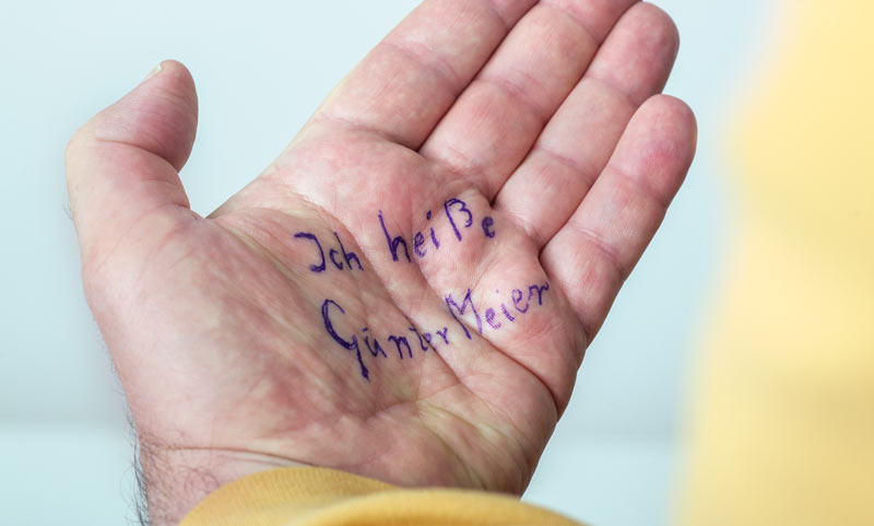 Demenz-Qualitätsregister tragen zu besseren Demenzversorgung bei 2 Die Handfläche eines Mannes, der seinen Namen darauf geschrieben hat, Stichwort Demenz-Qualitätsregister.
(c) AdobeStock
