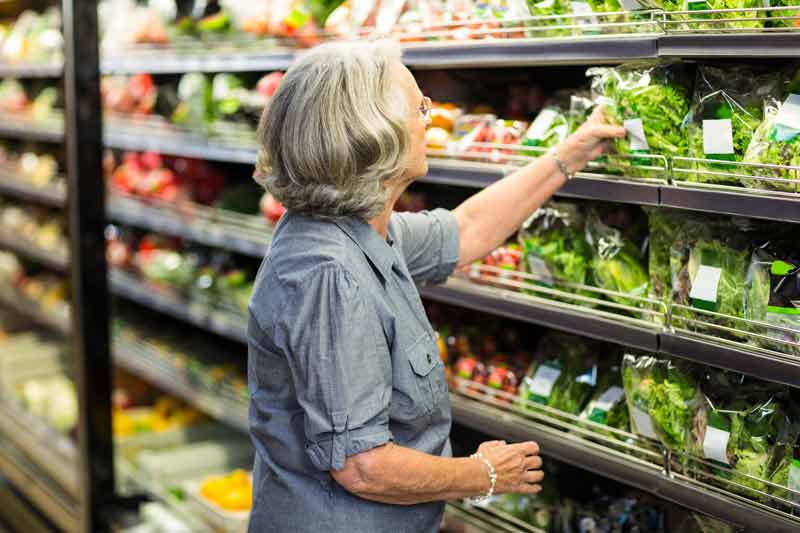 Eine Frau beim Checken von Gemüse in einem Supermarkt.
(c) AdobeStock