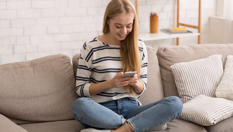 8 Vorteile von Smartphones für ihre Kinder und Enkelkinder 1 Eine Teenagerin mit einem Smartphone.
(c) AdobeStock